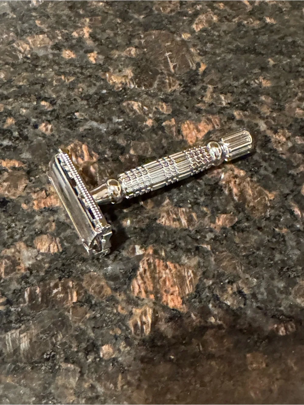 Metal Chrome Double-Edge Safety Razor with Blade Dispenser for Shaving
